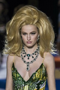detail-defile-moschino-automne-hiver-2019-2020-milan-detail-162.thumb.jpg.db7b16548f9fd684cb244cbbc599c6a3.jpg