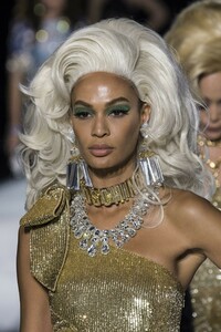detail-defile-moschino-automne-hiver-2019-2020-milan-detail-195.thumb.jpg.70413637efe25ffb7828f12c94d4a3f6.jpg