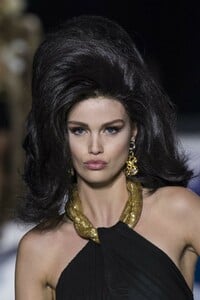 detail-defile-moschino-automne-hiver-2019-2020-milan-detail-200.thumb.jpg.e4d653e618e1a4e2b54a93ded4327596.jpg