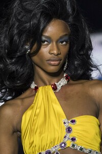 detail-defile-moschino-automne-hiver-2019-2020-milan-detail-236.thumb.jpg.068b8fdbcea75d5709a695b6f3a942fd.jpg
