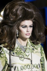 detail-defile-moschino-automne-hiver-2019-2020-milan-detail-3.thumb.jpg.cf9a2a55dfc62a61c1d682f2d6198ef0.jpg
