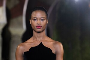 detail-defile-oscar-de-la-renta-automne-hiver-2019-2020-new-york-detail-171.thumb.jpg.b35f2c9bc09ddf4aba3faac8ae7abeec.jpg