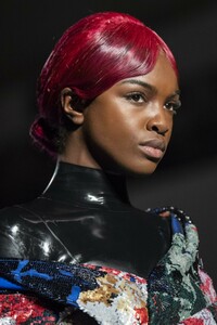 detail-defile-richard-quinn-automne-hiver-2019-2020-londres-detail-18.thumb.jpg.52196748989b0ea619a52b37b6210587.jpg