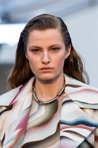 detail-defile-roberto-cavalli-automne-hiver-2019-2020-milan-detail-140.thumb.jpg.fad914057662b5e290988edf99b64647.jpg