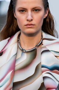 detail-defile-roberto-cavalli-automne-hiver-2019-2020-milan-detail-141.thumb.jpg.738954214b93daa1aa5bdb73a232d2d8.jpg