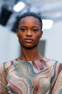detail-defile-roberto-cavalli-automne-hiver-2019-2020-milan-detail-172.thumb.jpg.6af3a6eef7cbff8e1857469fcab4fa51.jpg