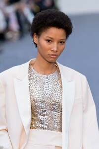 detail-defile-roberto-cavalli-automne-hiver-2019-2020-milan-detail-370.thumb.jpg.1ae95595941e742b46ca159501448abd.jpg