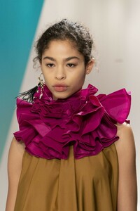 detail-defile-roksanda-automne-hiver-2019-2020-londres-detail-10.thumb.jpg.e0740c2650b338fc73c618da3a74ada3.jpg