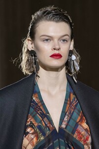 detail-defile-salvatore-ferragamo-automne-hiver-2019-2020-milan-detail-123.thumb.jpg.db804122b76fb3ce2afbf8620c768cfa.jpg