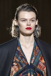 detail-defile-salvatore-ferragamo-automne-hiver-2019-2020-milan-detail-124.thumb.jpg.3d660e56923fc87b6c1ba4dd9760450a.jpg