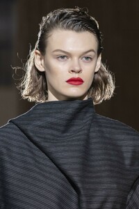 detail-defile-salvatore-ferragamo-automne-hiver-2019-2020-milan-detail-13.thumb.jpg.77f1f472f1cc5991e46b56280e538b52.jpg