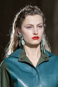 detail-defile-salvatore-ferragamo-automne-hiver-2019-2020-milan-detail-139.thumb.jpg.eefcc7ea53174ec3f1933aa8d3a5c5cc.jpg