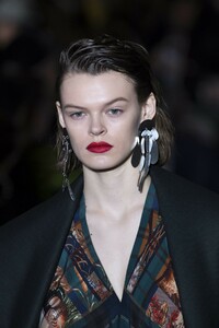 detail-defile-salvatore-ferragamo-automne-hiver-2019-2020-milan-detail-195.thumb.jpg.59cf9691164bc25fd826841cee80c1f9.jpg
