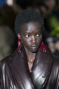 detail-defile-salvatore-ferragamo-automne-hiver-2019-2020-milan-detail-208.thumb.jpg.aac65315335062eb2ce0db762a235d05.jpg