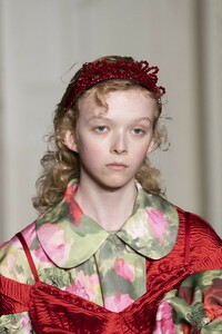 detail-defile-simone-rocha-automne-hiver-2019-2020-londres-detail-65.thumb.jpg.6b74f5b8c7c99445e165befbf0f49980.jpg