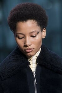 detail-defile-sportmax-automne-hiver-2019-2020-milan-detail-20.thumb.jpg.55c4e68a9a7cc3259dfd7cdc9a6de699.jpg