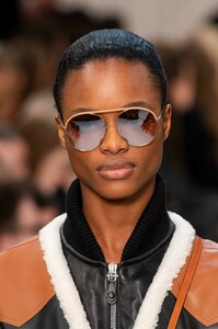 detail-defile-tod039s-automne-hiver-2019-2020-milan-detail-30.thumb.jpg.fe839fb68c7401f047ac06b3d0399d25.jpg