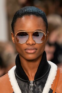 detail-defile-tod039s-automne-hiver-2019-2020-milan-detail-31.thumb.jpg.c370acac93d1d4472b2682095b41c09c.jpg