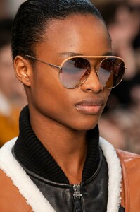 detail-defile-tod039s-automne-hiver-2019-2020-milan-detail-32.thumb.jpg.c9724e41368ae614eba2303ca8c8aaa3.jpg