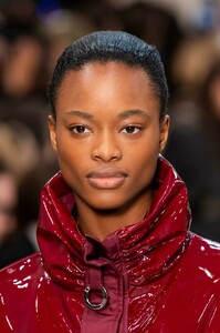 detail-defile-tod039s-automne-hiver-2019-2020-milan-detail-81.thumb.jpg.6ff2aa47d1b15509e3c5a352a1efc986.jpg