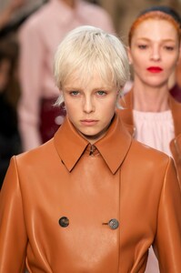 detail-defile-tod039s-automne-hiver-2019-2020-milan-detail-86.thumb.jpg.b51aa00ecd3cbb09cbdf13981360ab30.jpg
