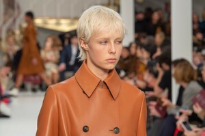 detail-defile-tod039s-automne-hiver-2019-2020-milan-detail-96.thumb.jpg.95a526a75b721b0112fbb817bacf3537.jpg