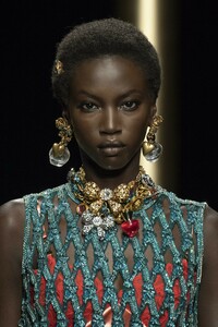 detail-defile-versace-automne-hiver-2019-2020-milan-detail-129.thumb.jpg.5c1d02d7d2d449464fa135e6c6fff4b0.jpg