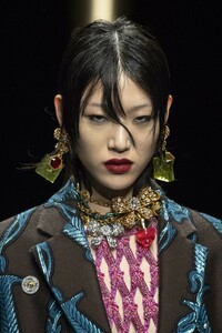 detail-defile-versace-automne-hiver-2019-2020-milan-detail-130.thumb.jpg.7e25489de784533bb40d6d538b49870a.jpg