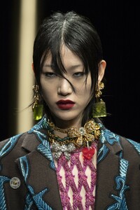 detail-defile-versace-automne-hiver-2019-2020-milan-detail-131.thumb.jpg.f68380ecbd71aa7c801aea61357565ee.jpg