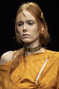 detail-defile-versace-automne-hiver-2019-2020-milan-detail-44.thumb.jpg.5389b5365a06e54016398e96586704d3.jpg
