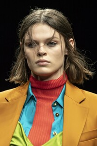 detail-defile-versace-automne-hiver-2019-2020-milan-detail-93.thumb.jpg.4fc1e69b8430c5b26a5bceedfa5b85ad.jpg