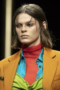 detail-defile-versace-automne-hiver-2019-2020-milan-detail-94.thumb.jpg.867634981922c35542fc934dd0f2d2cb.jpg