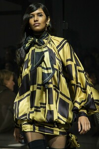 detail-defile-zimmermann-automne-hiver-2019-2020-new-york-detail-55.thumb.jpg.d758e79e31023e08ed44e318cfafe4bd.jpg