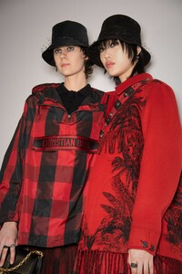 dior_0017.thumb.jpg.2092cb2e7e8014a9839b36c3f8109d58.jpg