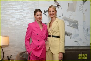 doutzen-kroes-karolina-kurkova-buddy-up-at-hudson-yards-party-14.jpg