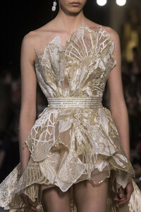 elie-saab-hc-clp-rs19-0812.thumb.jpg.7ec5ba685c7064a08e8b162253558686.jpg