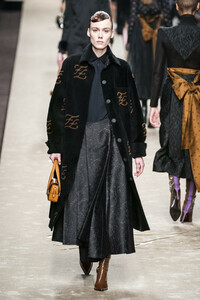 fendi-rf19-0266.thumb.jpg.03a58938241ef27dc222bdea5f58db8e.jpg