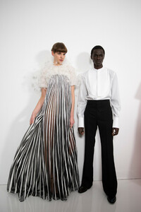 givenchy-hc-bks-m-rs19-3735.thumb.jpg.73f8470579df8e33dd1577e7c2d6af97.jpg