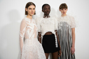 givenchy-hc-bks-m-rs19-3768.thumb.jpg.141711245f1f4b3189d97df55aa58914.jpg