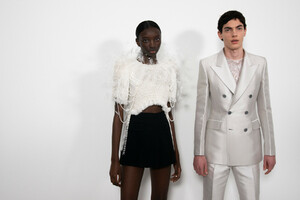 givenchy-hc-bks-v-rs19-8872.thumb.jpg.714f43b994f2de35c42742423dce246b.jpg