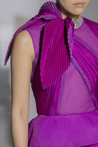 givenchy-hc-clp-rs19-1929.thumb.jpg.04b3ad78fd680af9f29377ed1fbed814.jpg