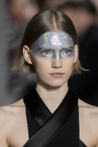 givenchy-hc-clp-rs19-2030.thumb.jpg.ce6b130f97152765b4cefd4010dab761.jpg
