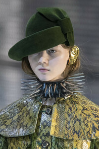 gucci-clp-m-rf19-0338.thumb.jpg.230bbb26e78f8bbb1fd25ce6f4c10498.jpg