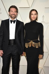 irina-shayk-and-bradley-cooper-oscars-2019-red-carpet-0.jpg