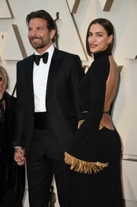 irina-shayk-and-bradley-cooper-oscars-2019-red-carpet-2.jpg