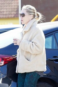 jennie-garth-out-for-coffee-in-beverly-hills-02-22-2019-1.jpg