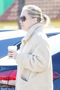 jennie-garth-out-for-coffee-in-beverly-hills-02-22-2019-2.jpg