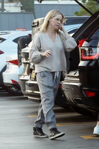 jennie-garth-out-shopping-in-los-angeles-12-24-2018-0.jpg