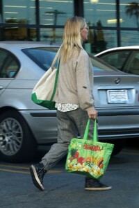 jennie-garth-out-shopping-in-los-angeles-12-24-2018-2.jpg