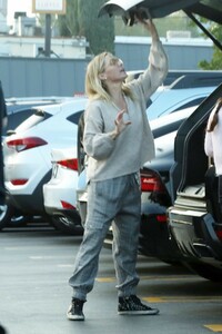 jennie-garth-out-shopping-in-los-angeles-12-24-2018-3.jpg